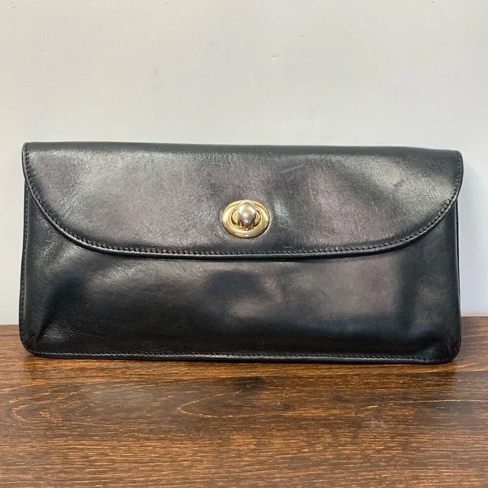 Hobo Women's Solid Twist Lock Closure Leather Wallet Clutch Black